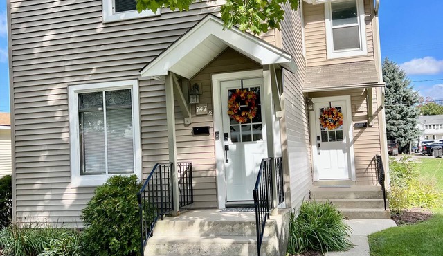2 Bedroom Apartment Walking distance to downtown Lake Geneva