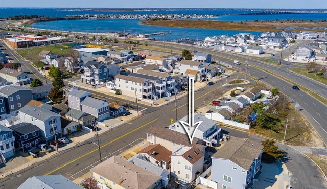 2 bedroom Condo with BBQ Beach Badges parking and 2 blocks to the beach