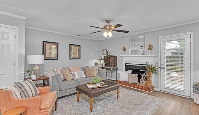2-bedroom home with 2.5 bathrooms and fully fenced backyard. The sleeping arrangements are 1 king bed and 1 queen bed.