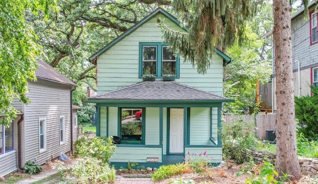 2 Bedroom House with Outdoor Oasis Near Downtown
