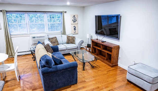 2 blocks to the beach- pet friendly with parking!