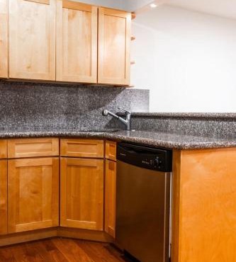 2 blocks to the beach- pet friendly with parking!