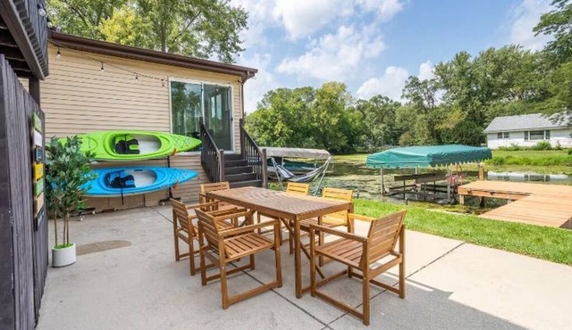 2 kayaks Game room Firepit BBQ grill Netflix WiFi