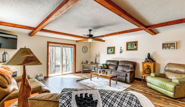 2 Mi to Lake Champlain! 4 Riverfront Cabins