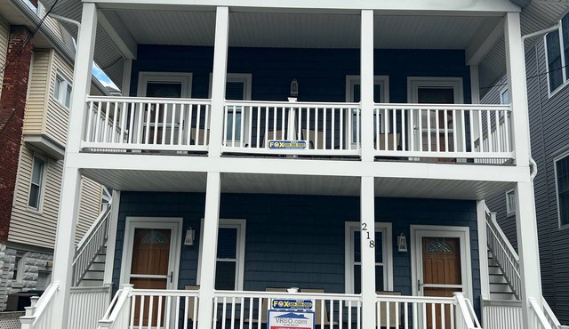 2 MINUTE WALK TO BEACH IN BEAUTIFUL OCEAN CITY-FEET TO THE BEACH
