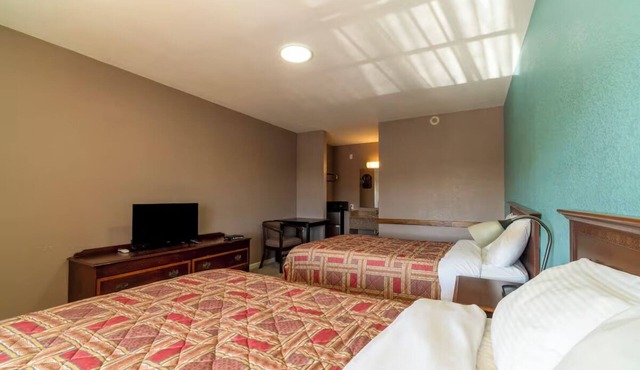 2 Practical Family Accommodations w/Free Parking - Perfect for Travelers in DeWitt County