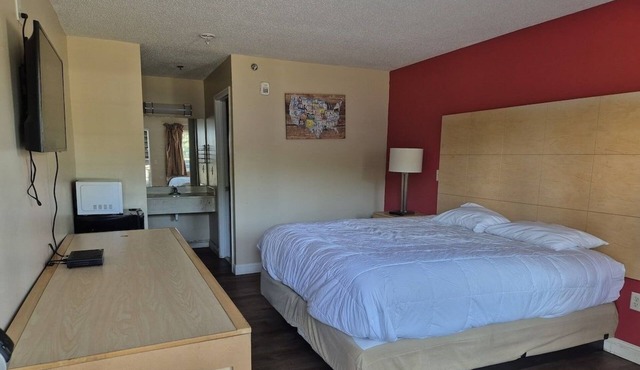2 Quiet King Rooms Ideal for Budget Travelers Visiting Chickamauga