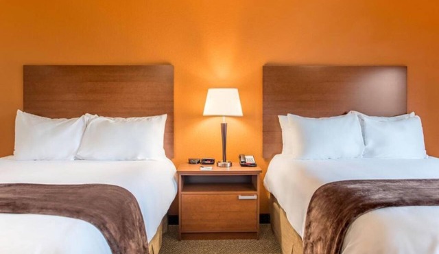 2 Units w/2 Queen Beds Each & Kitchenette – Perfect for Families & Groups
