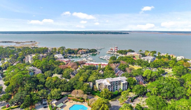2BR Bluff Villa w Balcony Walk to Salty Dog