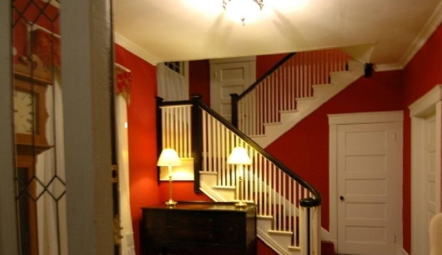 2nd Floor apartment on beautiful street in historic district