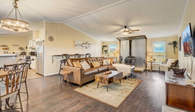 3 BD, Poker, Pool Table, Foosball, Hot tub & more!