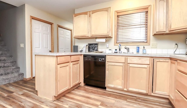 3 Bed, 2.5 Bath | Sleeps 8 Guests | Backyard Oasis