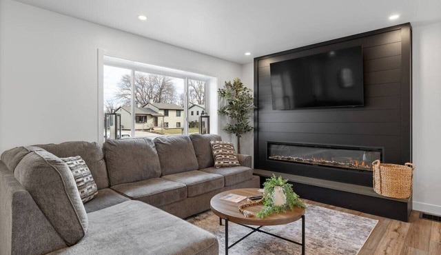 3 bed,2 bath Luxury & Private Turf Yard