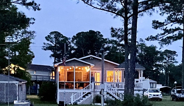 3 bed cottage, Bohemian vibe, boat dock & S.porch