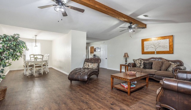 3-bedroom 2 bath W/Hot Tub Near Winstar