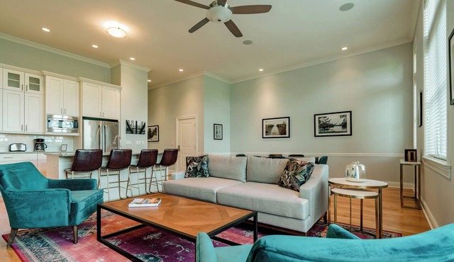 3 Bedroom/2 Bathroom Luxury Suite in Vibrant Andersonville