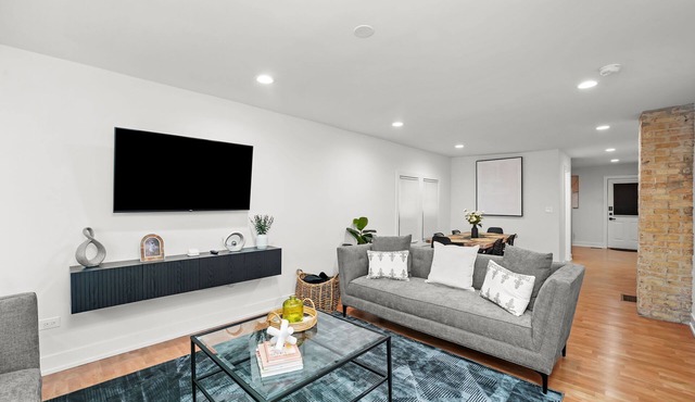 3 Bedroom Apartment, 15 min drive to Wrigley Field