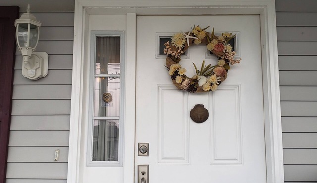 3 bedroom down the street from the Bay (small dog allowed for a fee)