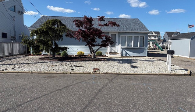 3-bedroom house in lovely Toms River with AC and comfort