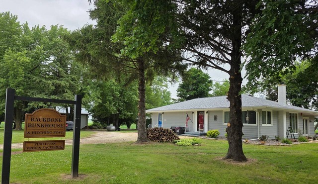 3-bedroom outdoor enthusiasts steps away from Backbone State Park.