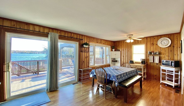 3 BR Lakeview Getaway - Steps to the Beach - Dogs ok