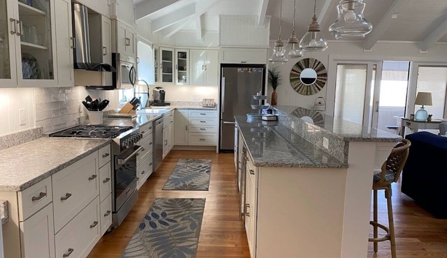 3 Ensuite Bedrooms - In-town Gem - Walk Everywhere - Sleeps 12 - Private Drive
