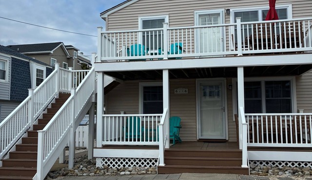 3 Houses to the Beach, Dog friendly 2nd floor