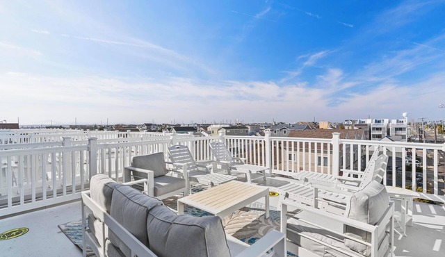3 Min Walk to the Beach 4 BR & 4Bth 3 Car Park, Amazing Backyard/Patio with BBQ