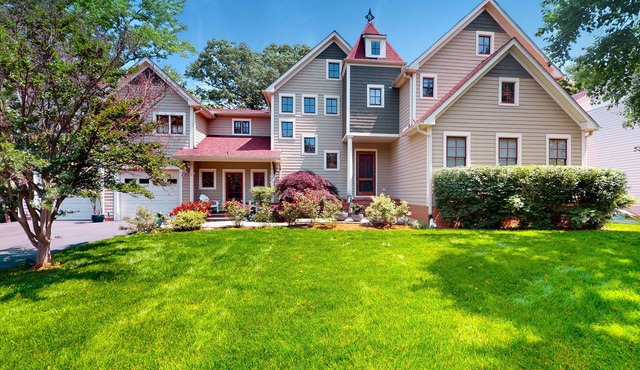 3-story, dog-friendly home near beaches with home theatre, grill & gaming tables