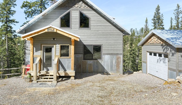 3 story home nestled on a hillside near Terry Peak, AC, wifi and Hot Tub