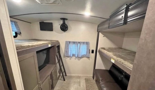 37.5 ft camper. Sleeps 9. Delivery option is available. in Mount Pleasant