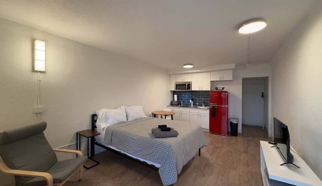 [38] ATX Studio: 1 Queen, Access to Gym & Laundry
