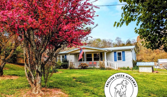 3BR Family Getaway on Goat Farm w 100 yr Old Barn