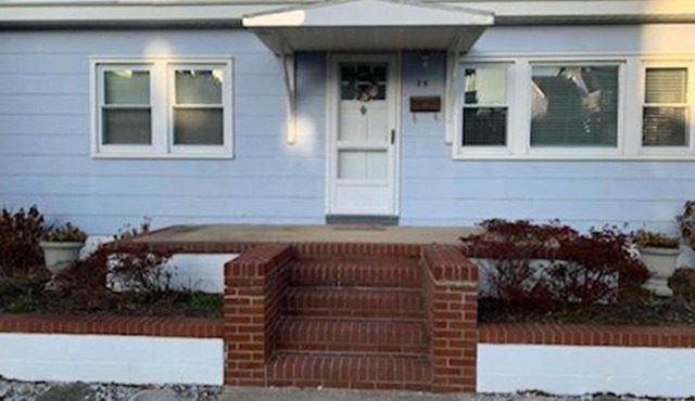 3rd from the beach! Super Cute Bungalow!