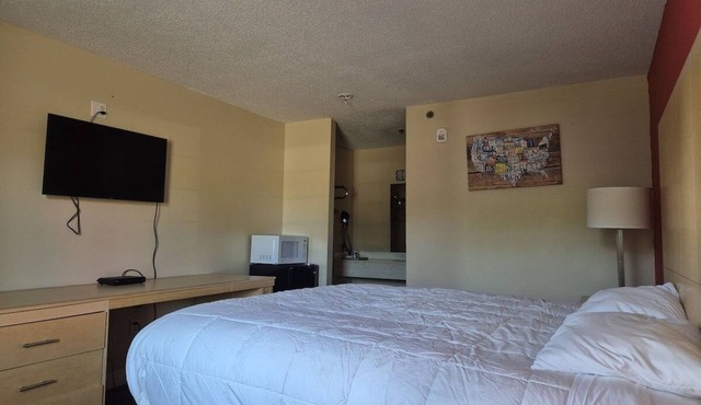 4 Affordable Queen Rooms for Exploring Top Spots – Perfect for Weekend Stays