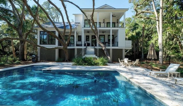 4 Bed/3.5 Bath! Pool! Amenity access included! Golf Course Views!
