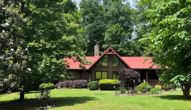 4 bed, 3 bath sleeps 10. River front, 3 miles from TIEC
