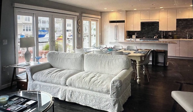 4 bedroom beach home- lagoon front deck, fantastic sunset views, pet friendly,