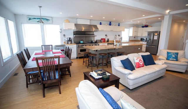 4 Bedroom Ship Bottom Beach House w/Hot Tub + Game room! 1 Block to the Beach!