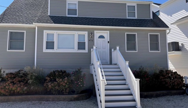 4-bedroom Waterfront house in Beach Haven West with WiFi, AC. Wash/Dryer incl.