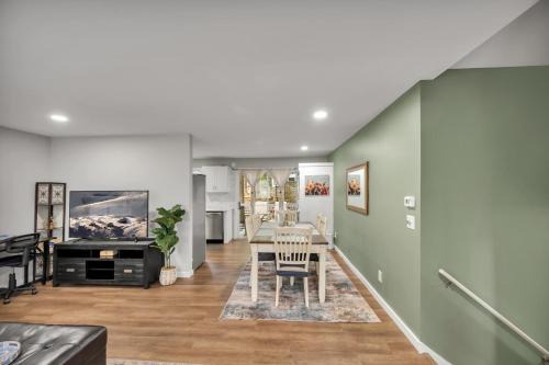 4 Beds, Near UNC, Packnplay, walk to Golf, Kids Essentials