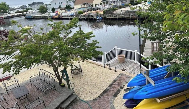 4br. cozy cottage with Kayaks on the lagoon.