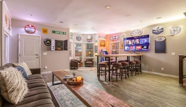 4BR Open Layout + Steps to Brady St + Sleeps 16