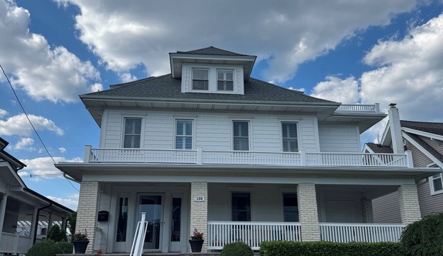 5-bedroom house, 1.5 block walk to the ocean in Avon-by-the-Sea with pool and AC