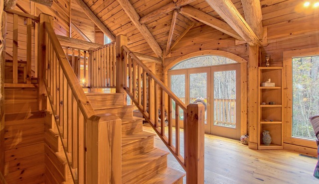 5 BR Dahlonega Upscale cabin w/HOT TUB, GRILL, GAME ROOM, WIFI, DIRECTV