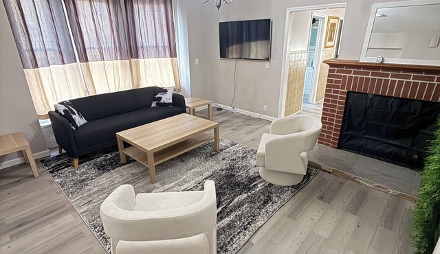 5-Min to Airport Downtown Hotspot Modern & Cozy