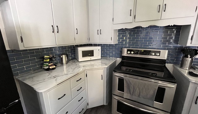 5 minutes to Lake! Close to bike trails! Comfy 3 bedroom