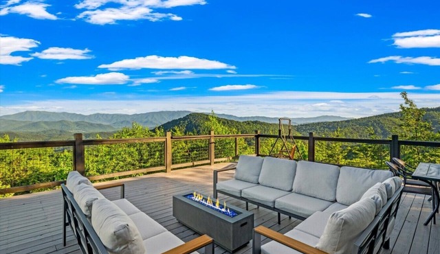 5BR*Hot Tub*Game Rooms*Incredible Views+Privacy!
