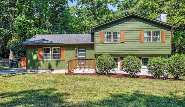 5Br Lux Green Manor w/Movie Room, Fenced Yard & Sleeps 12