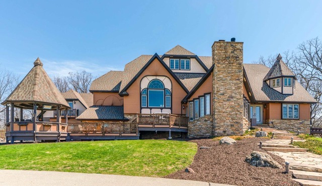 6 bd Country Estate on 28 Acres near Lk Geneva w/Ponds, Trails